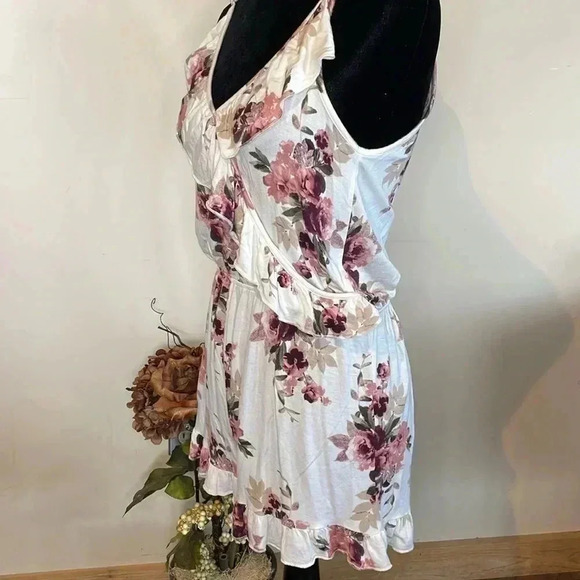 Rue21 Women’s Small Spaghetti Strap V Neck Floral Romper - Picture 2 of 6